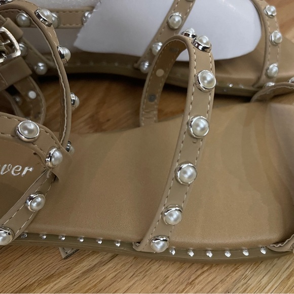 NWT “Forever” Pearl Studded Gladiator Sandals SIZE 8 - Picture 2 of 6